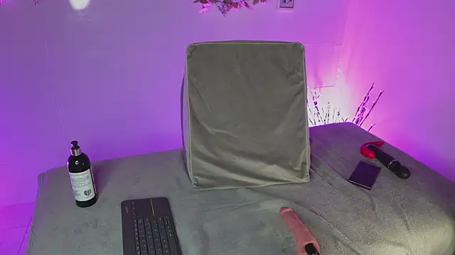 Snapshot of bri_cullen chatting on 09/25/25, 03:10 bri cullen online show from 09/25/25, 03:10