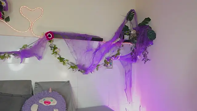 Snapshot of bri_cullen chatting on 10/21/25, 02:18 bri cullen online show from 10/21/25, 02:18