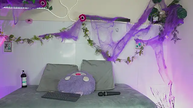 Snapshot of bri_cullen chatting on 10/24/25, 02:41 bri cullen online show from 10/24/25, 02:41