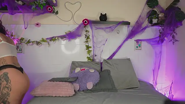 Snapshot of bri_cullen chatting on 10/30/25, 02:18 bri cullen online show from 10/30/25, 02:18