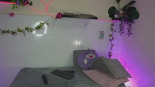 Snapshot of bri_cullen chatting on 11/08/25, 02:23 bri cullen online show from 11/08/25, 02:23