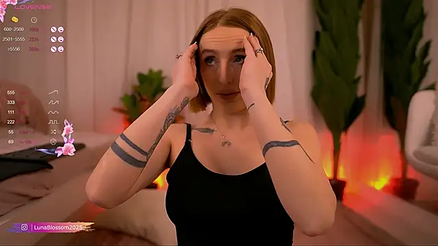 Snapshot of LunaBlossomX chatting on 03/05/25, 08:42 LunaBlossomX online show from 03/05/25, 08:42