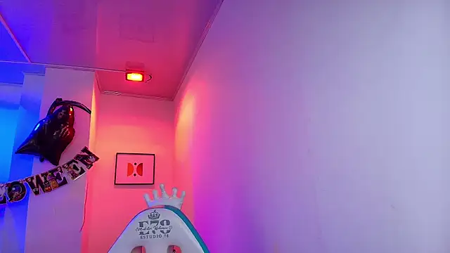 Snapshot of Arianna_sweeet chatting on 10/28/25, 03:32 Arianna sweeet online show from 10/28/25, 03:32