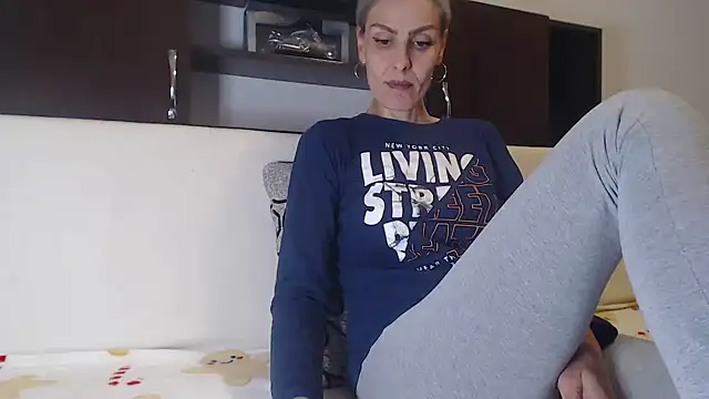 Snapshot of AshlineKatte chatting on 09/26/25, 06:23 AshlineKatte online show from 09/26/25, 06:23