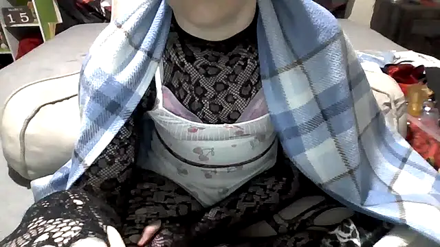 Snapshot of AverageRose chatting on 03/16/25, 11:49 AverageRose online show from 03/16/25, 11:49