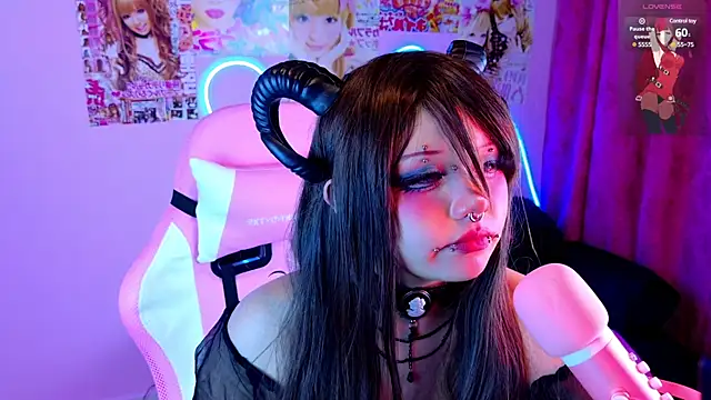 Snapshot of LaytonBox chatting on 02/10/25, 03:35 LaytonBox online show from 02/10/25, 03:35