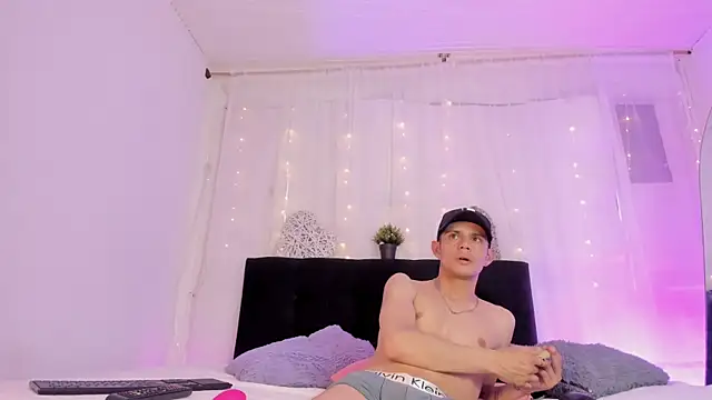 Snapshot of Bonny_and_carrot chatting on 10/22/25, 07:13 Bonny and carrot online show from 10/22/25, 07:13