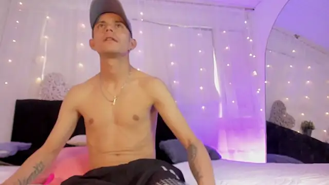 Snapshot of Bonny_and_carrot chatting on 11/18/25, 07:29 Bonny and carrot online show from 11/18/25, 07:29