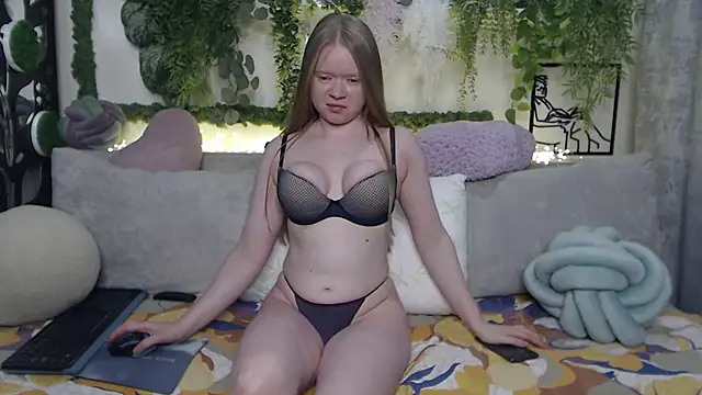 Snapshot of scyrim2 chatting on 02/27/25, 04:43 scyrim2 online show from 02/27/25, 04:43