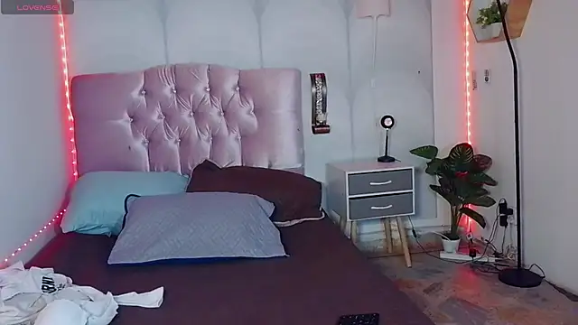 Snapshot of madison_oli chatting on 03/18/25, 06:46 madison oli online show from 03/18/25, 06:46