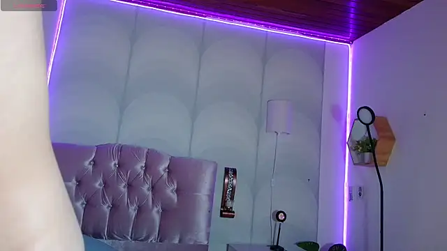 Snapshot of madison_oli chatting on 03/21/25, 06:16 madison oli online show from 03/21/25, 06:16