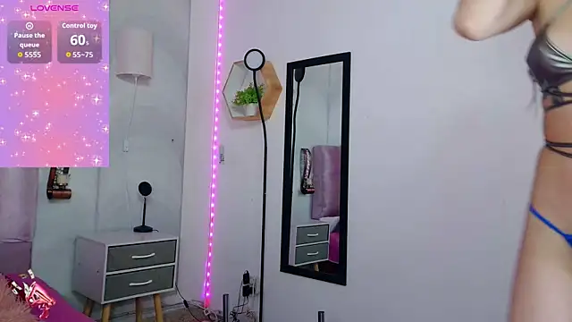 Snapshot of madison_oli chatting on 11/21/25, 12:04 madison oli online show from 11/21/25, 12:04