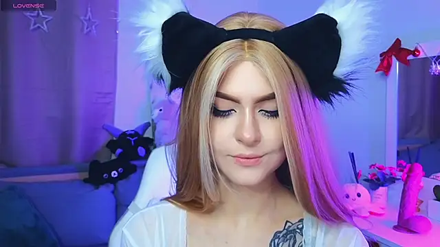 Snapshot of Emily__Mooree chatting on 02/02/25, 04:15 Emily Mooree online show from 02/02/25, 04:15