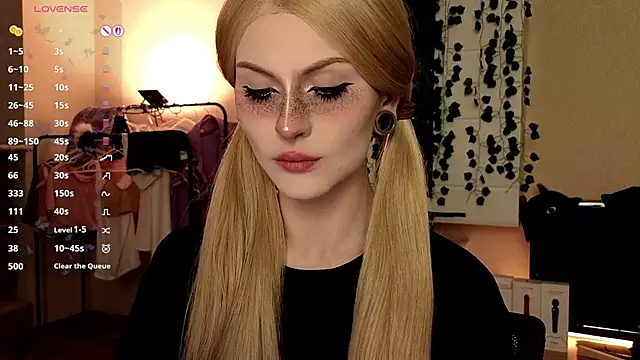 Snapshot of Emily__Mooree chatting on 10/19/25, 09:10 Emily Mooree online show from 10/19/25, 09:10
