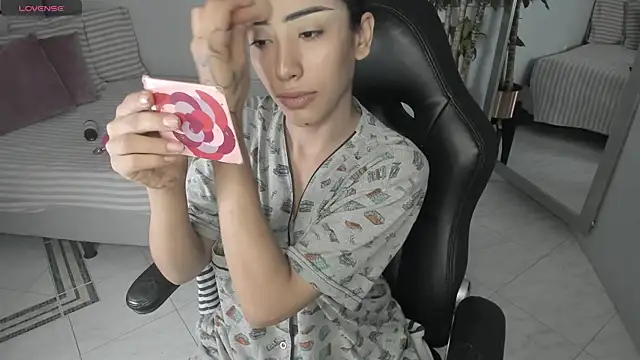 vaiolethsan   online show from 04/21/26, 12:00