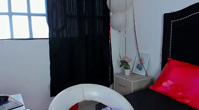 Snapshot of Cleo_Hott chatting on 02/25/25, 02:11 Cleo Hott online show from 02/25/25, 02:11