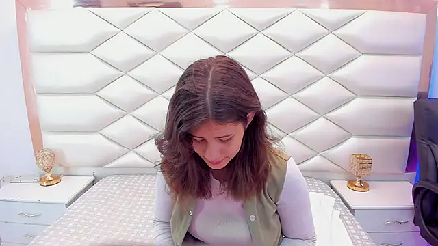 Snapshot of MiaQueen021 chatting on 02/04/25, 12:33 MiaQueen021 online show from 02/04/25, 12:33