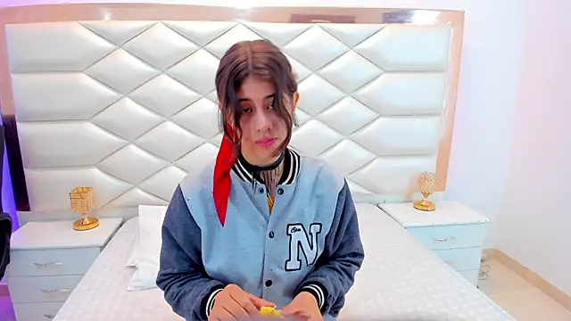 Snapshot of MiaQueen021 chatting on 02/10/25, 12:39 MiaQueen021 online show from 02/10/25, 12:39