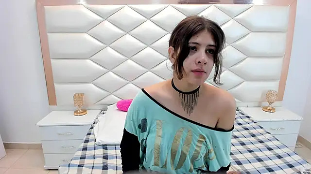 Snapshot of MiaQueen021 chatting on 02/12/25, 12:22 MiaQueen021 online show from 02/12/25, 12:22