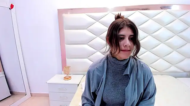 Snapshot of MiaQueen021 chatting on 02/20/25, 12:25 MiaQueen021 online show from 02/20/25, 12:25