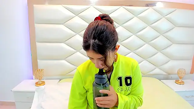 Snapshot of MiaQueen021 chatting on 02/21/25, 12:28 MiaQueen021 online show from 02/21/25, 12:28