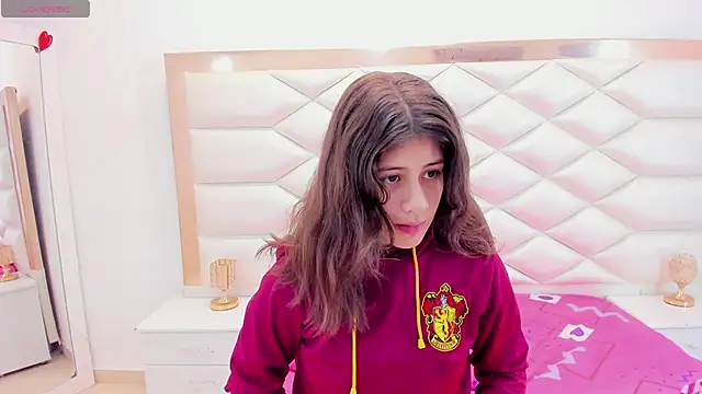 Snapshot of MiaQueen021 chatting on 03/06/25, 12:30 MiaQueen021 online show from 03/06/25, 12:30