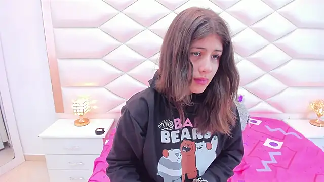 Snapshot of MiaQueen021 chatting on 03/14/25, 12:29 MiaQueen021 online show from 03/14/25, 12:29