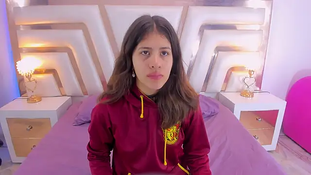 Snapshot of MiaQueen021 chatting on 03/15/25, 12:24 MiaQueen021 online show from 03/15/25, 12:24