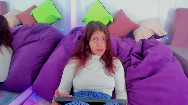 Snapshot of MiaQueen021 chatting on 09/26/25, 01:59 MiaQueen021 online show from 09/26/25, 01:59