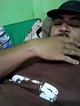 Snapshot of safado0027 chatting on 12/15/25, 08:46 safado0027 online show from 12/15/25, 08:46