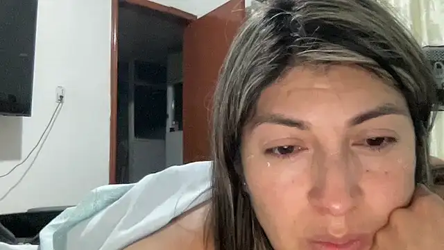 LunaBeya online show from 11/28/25, 04:26