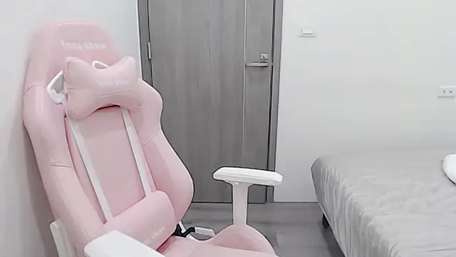 Snapshot of minnie9009 chatting on 10/31/25, 04:19 minnie9009 online show from 10/31/25, 04:19