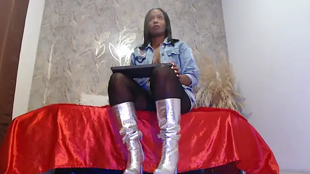 RAICHELLCOOPER1 online show from 11/30/25, 12:09