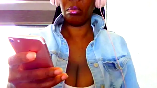 Snapshot of chocolatechipkukky85 chatting on 04/29/26, 08:59 chocolatechipkukky85 online show from 04/29/26, 08:59