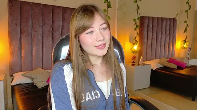 Dahlia Rousse online show from 02/03/26, 07:35