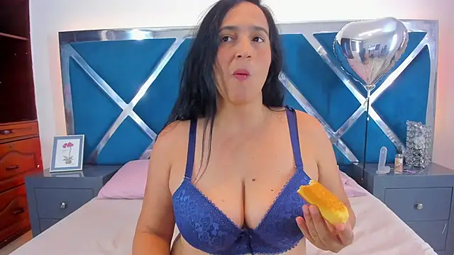 LucineArias online show from 03/06/25, 08:16