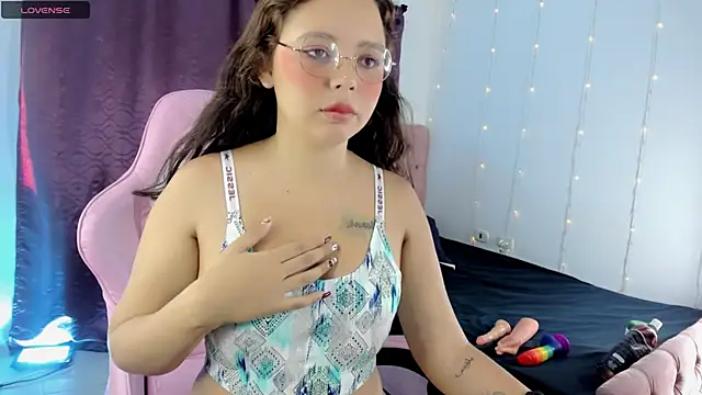 Snapshot of Sophie_Heart chatting on 01/15/25, 08:48 Sophie Heart online show from 01/15/25, 08:48