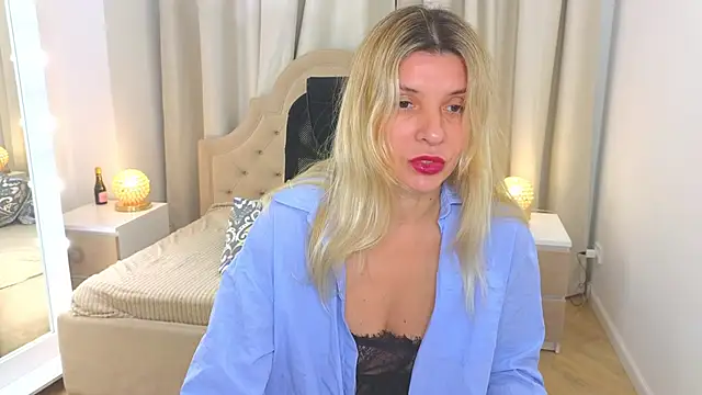 Snapshot of M_I_A_M_I_A chatting on 09/19/25, 11:44 M I A M I A online show from 09/19/25, 11:44