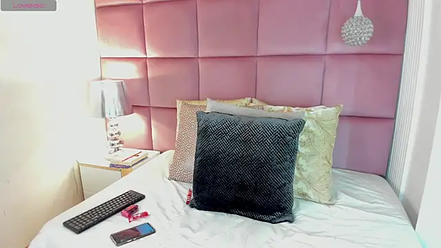 LuciaWallace online show from 10/19/25, 12:33