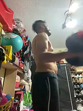 Snapshot of leonardohot1987 chatting on 03/07/25, 04:35 leonardohot1987 online show from 03/07/25, 04:35