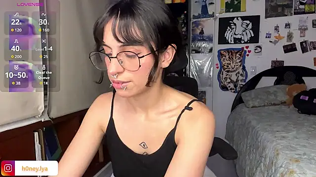 Snapshot of B0nnie_H0ney chatting on 06/27/26, 01:54 B0nnie H0ney online show from 06/27/26, 01:54