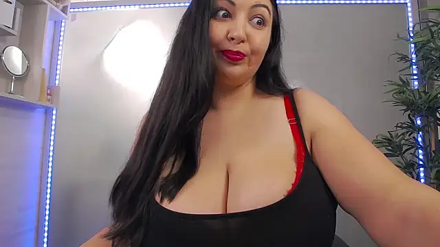 Snapshot of BustyEva_ chatting on 11/24/25, 04:23 BustyEva online show from 11/24/25, 04:23