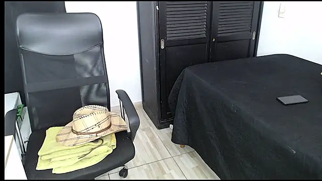 avis lara online show from 10/31/25, 03:46