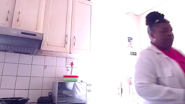 Snapshot of omalicha98 chatting on 11/25/25, 06:35 omalicha98 online show from 11/25/25, 06:35