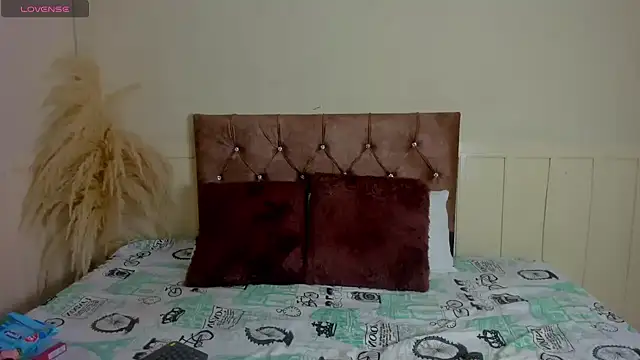 Snapshot of Natashawool1 chatting on 02/19/25, 12:33 Natashawool1 online show from 02/19/25, 12:33