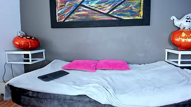 Charlotte curvy  online show from 10/15/25, 08:09