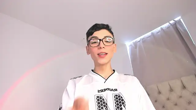 Snapshot of ThomyThompson chatting on 09/13/25, 02:50 ThomyThompson online show from 09/13/25, 02:50