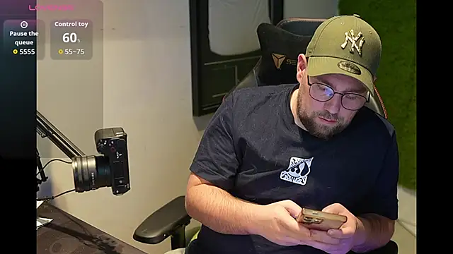 Snapshot of justinitt chatting on 12/13/25, 07:53 justinitt online show from 12/13/25, 07:53