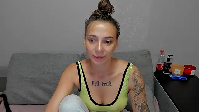 Snapshot of annabishop chatting on 11/21/25, 12:21 annabishop online show from 11/21/25, 12:21