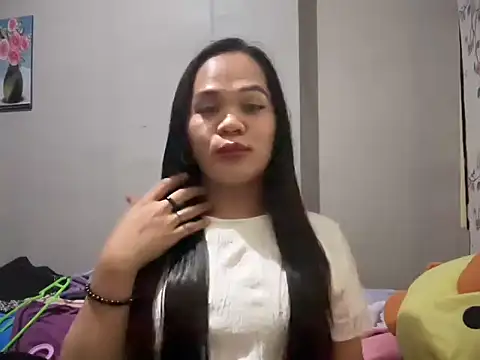 SophiaCourthaway online show from 05/18/26, 10:48